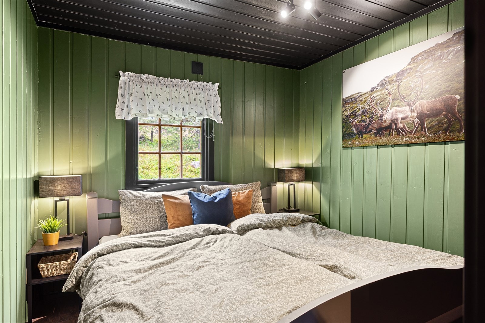 Hytta har 3 soverom, hovedsoverommer har plass til dobbeltseng og nattbord på hver side. Galleribilde