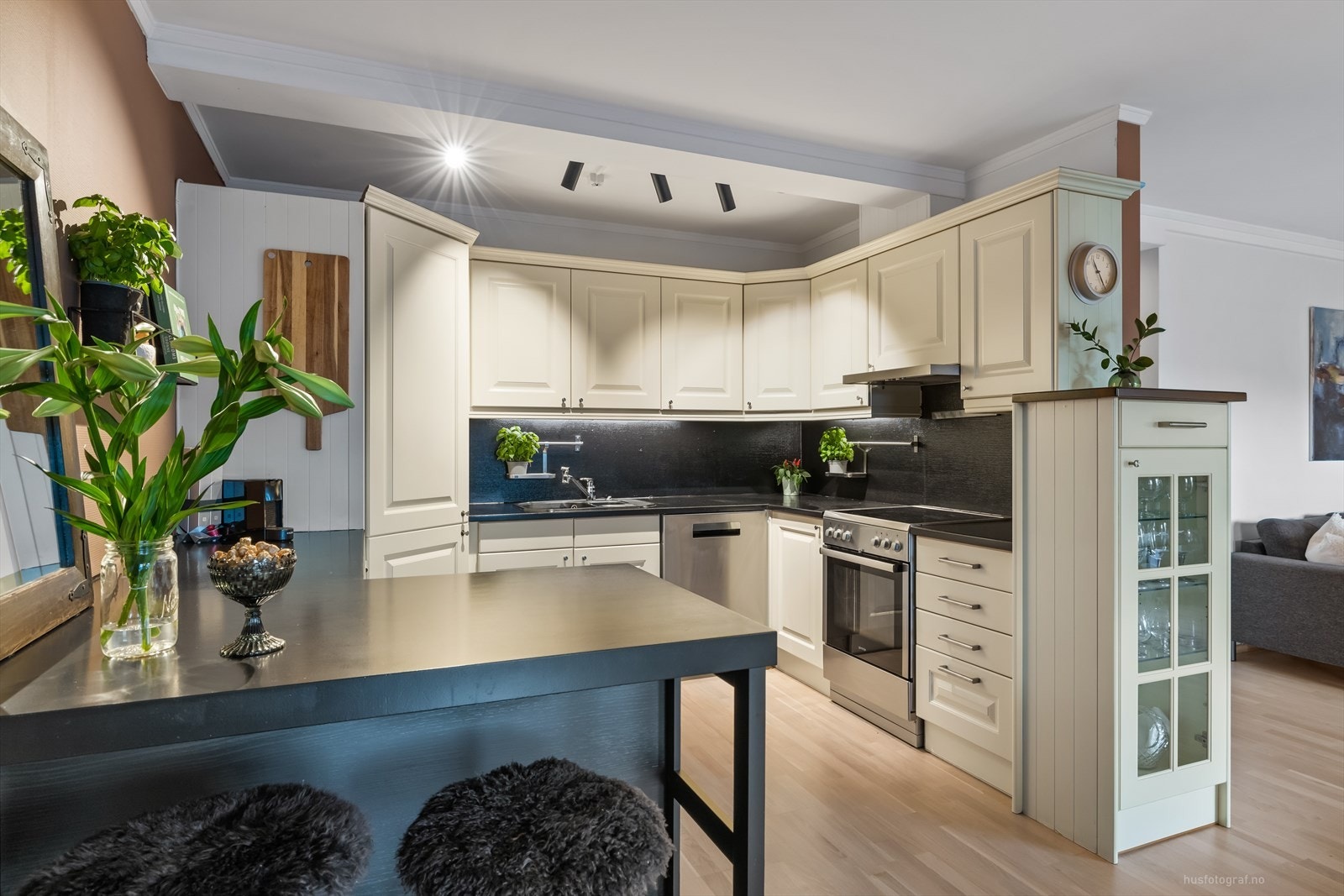 Romslig åpen kjøkken /stue løsning med godt med skaper over og under benken. Det er plass til komfyr og oppvaskmaskin. Galleribilde