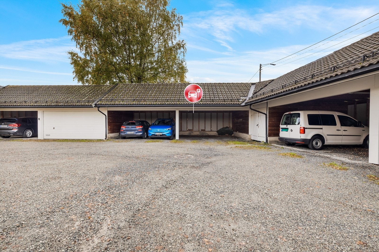 Parkering i carport. Galleribilde