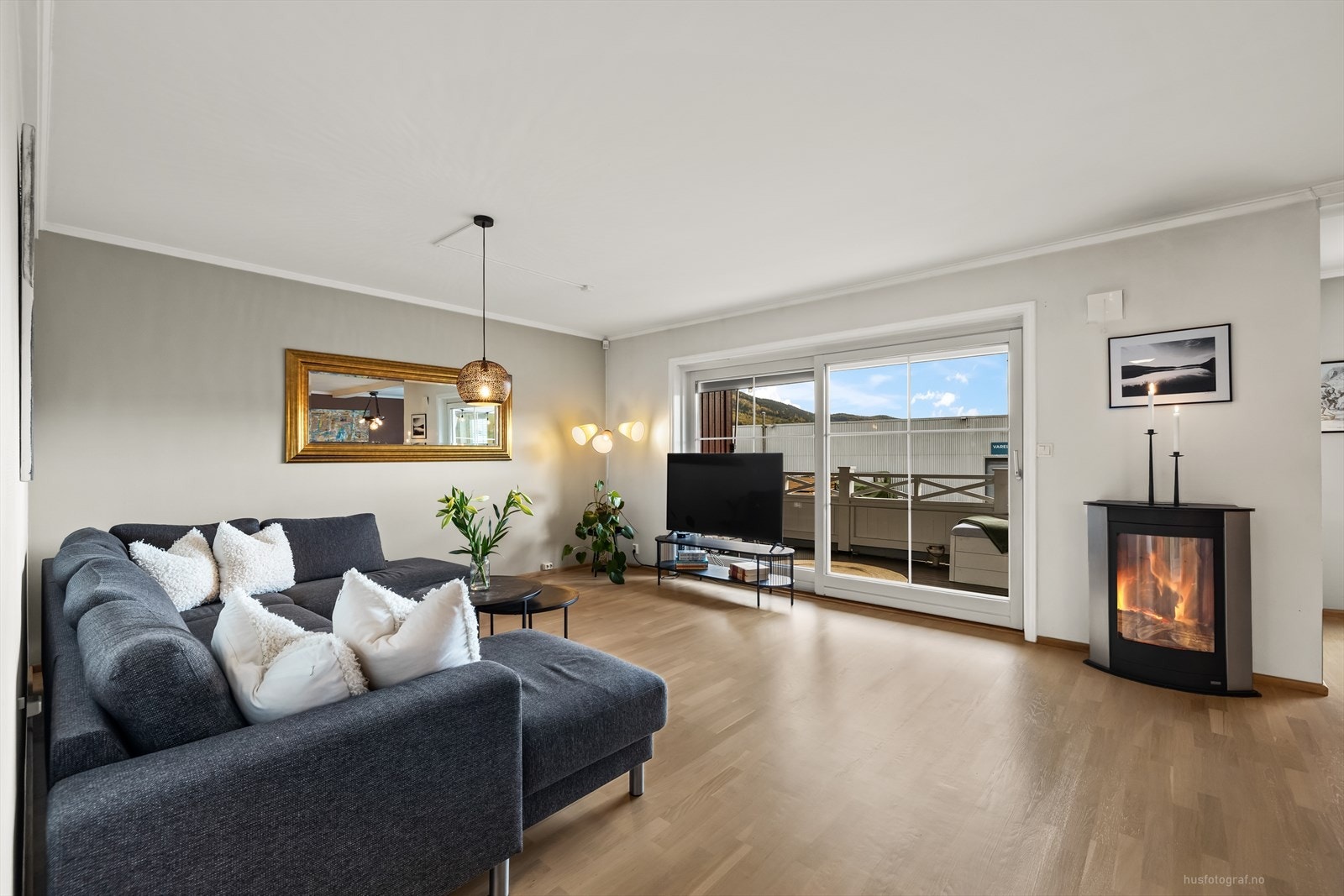 Stuen som er lys og romslig er det plass til sofa og bord. Galleribilde