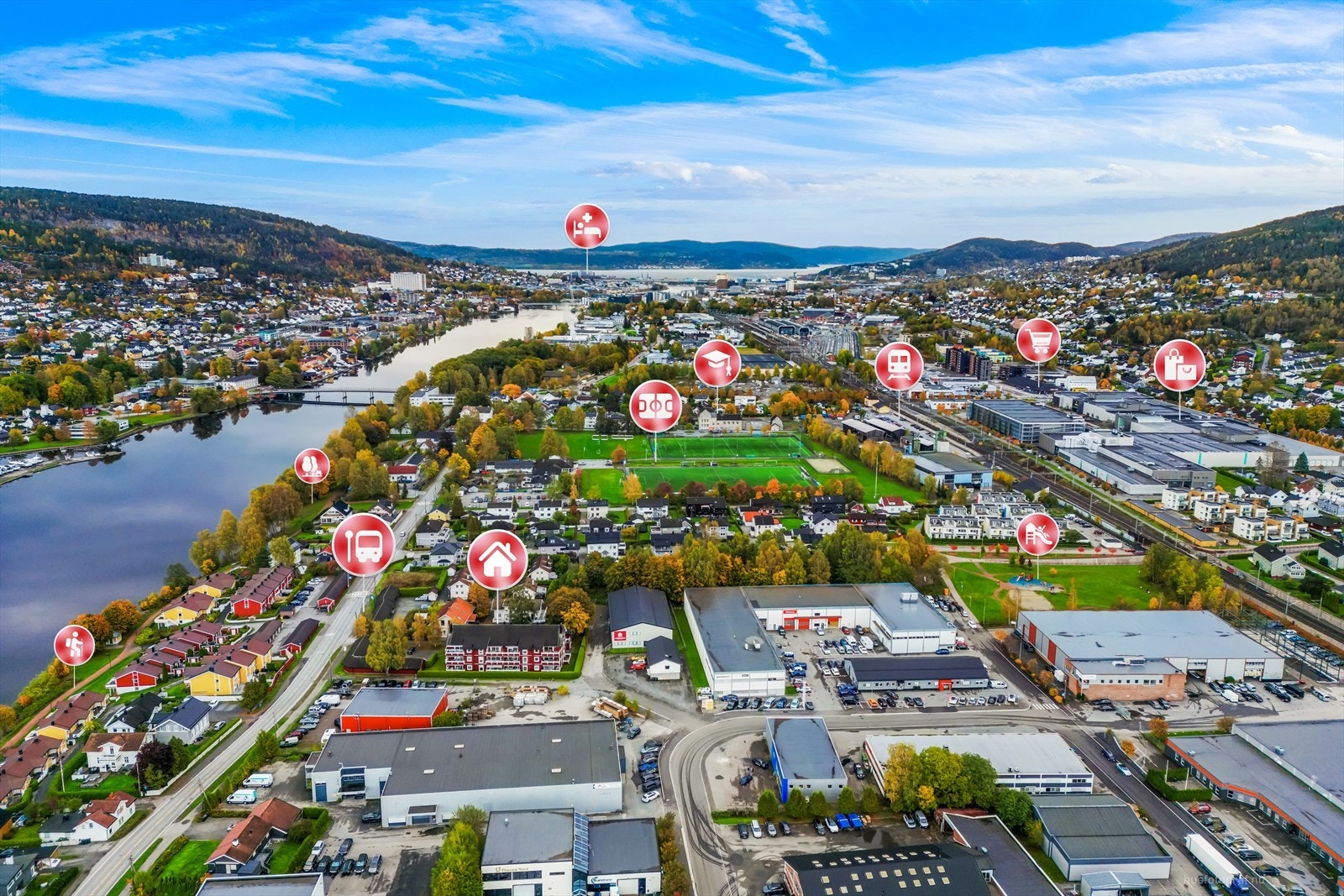 Området rundt boligfeltet består av idylliske omgivelser langs elven og fine turmuligheter samt nærhet til kjøpesenter, servicetilbud, barnehager, skoler og fritidsaktiviteter for barn og unge. Galleribilde