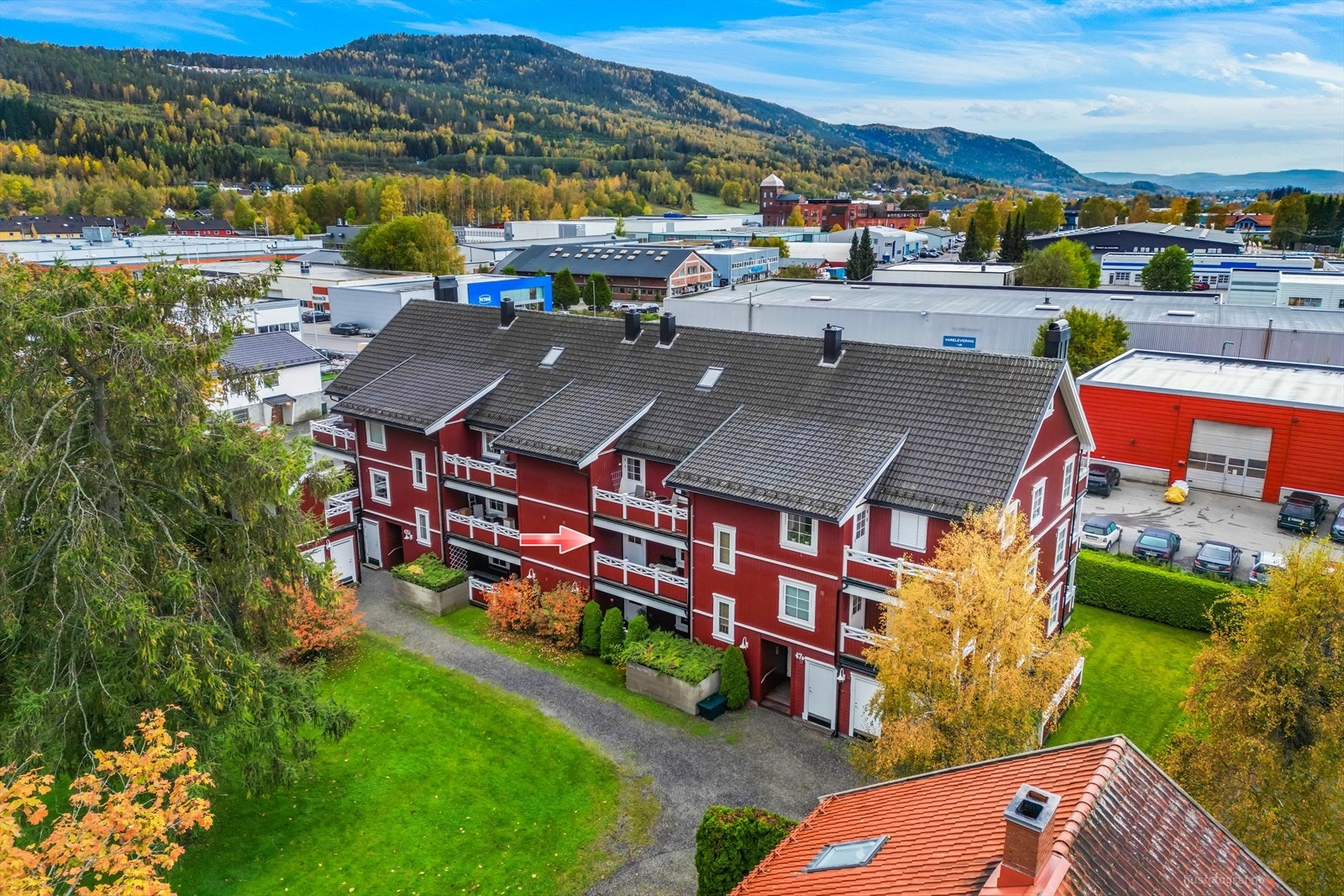 Boligen ligger gunstig til med godt kollektivtilbud via buss og tog. Galleribilde