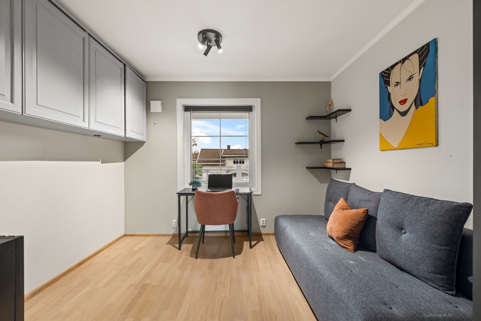 Soverom 2 har plass til seng og skrivebord. Galleribilde