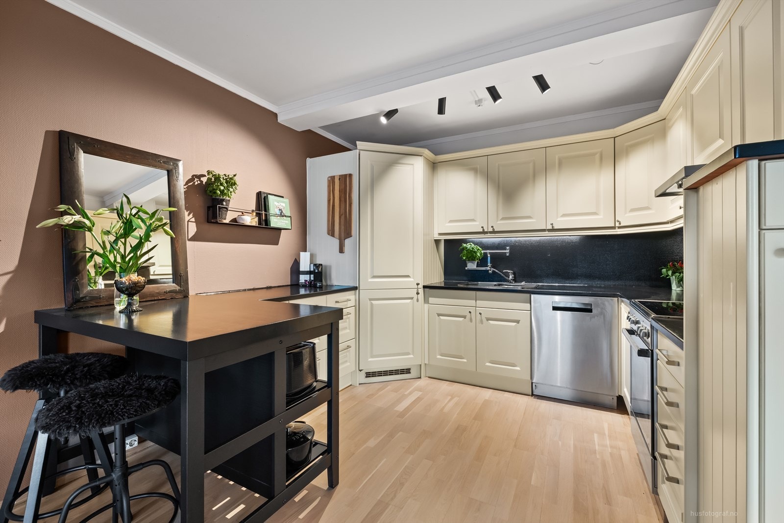 På kjøkkenet er det en praktisk "barløsning" med barstoler til å sitte på. Galleribilde