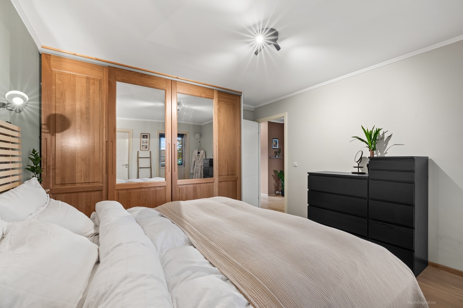 Her er det stor garderobeløsning til oppbevaring. Galleribilde