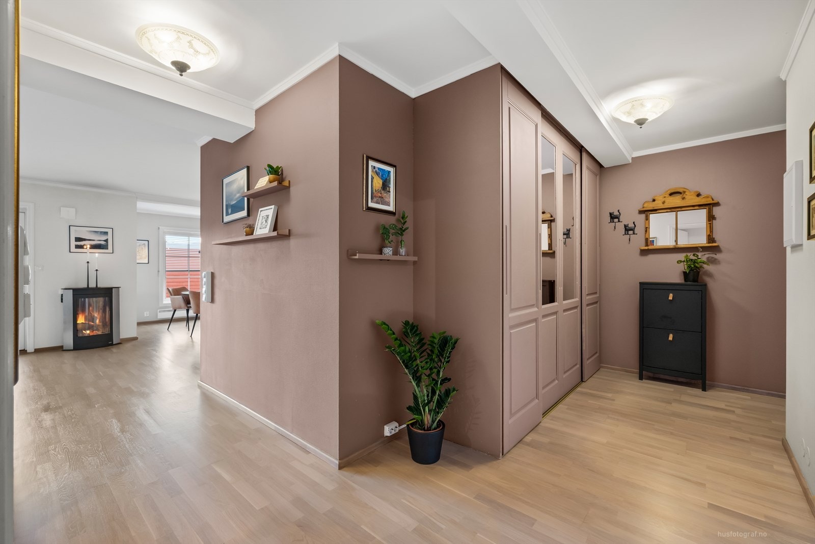 I gangen er det skyvedørsgarderobe til oppbevaring. Galleribilde