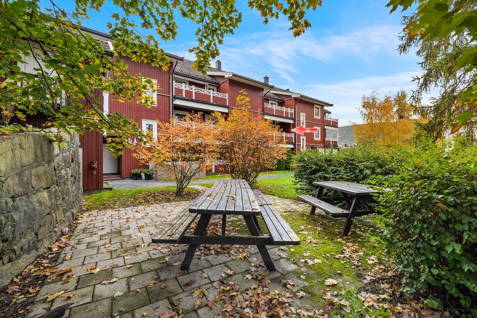 Hyggelige benker i felles hage. Galleribilde