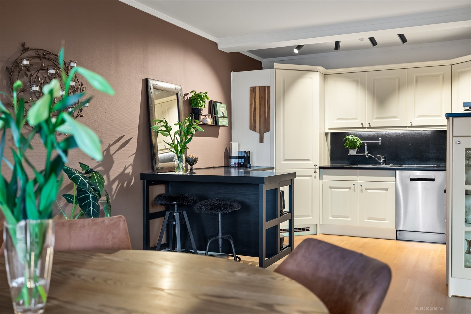 I forlengelsen av kjøkkenet finner spisebordet sin naturlige plass. Galleribilde