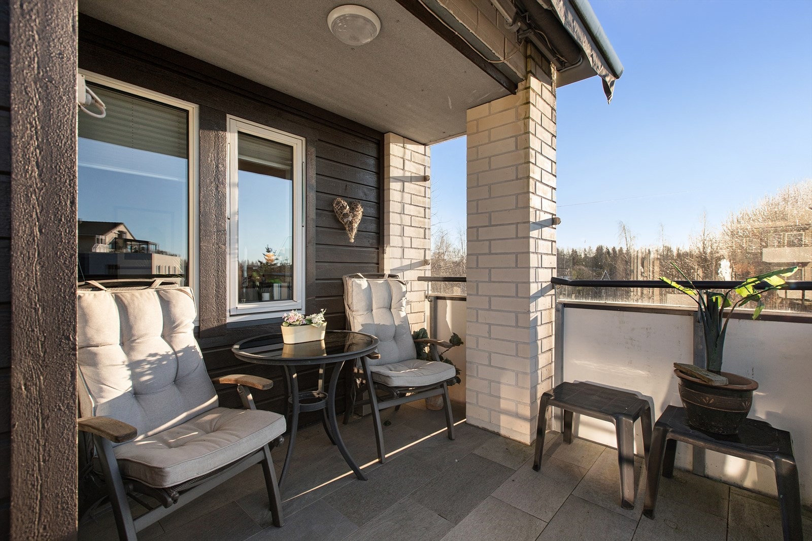 Balkong med utgang fra stue. Galleribilde