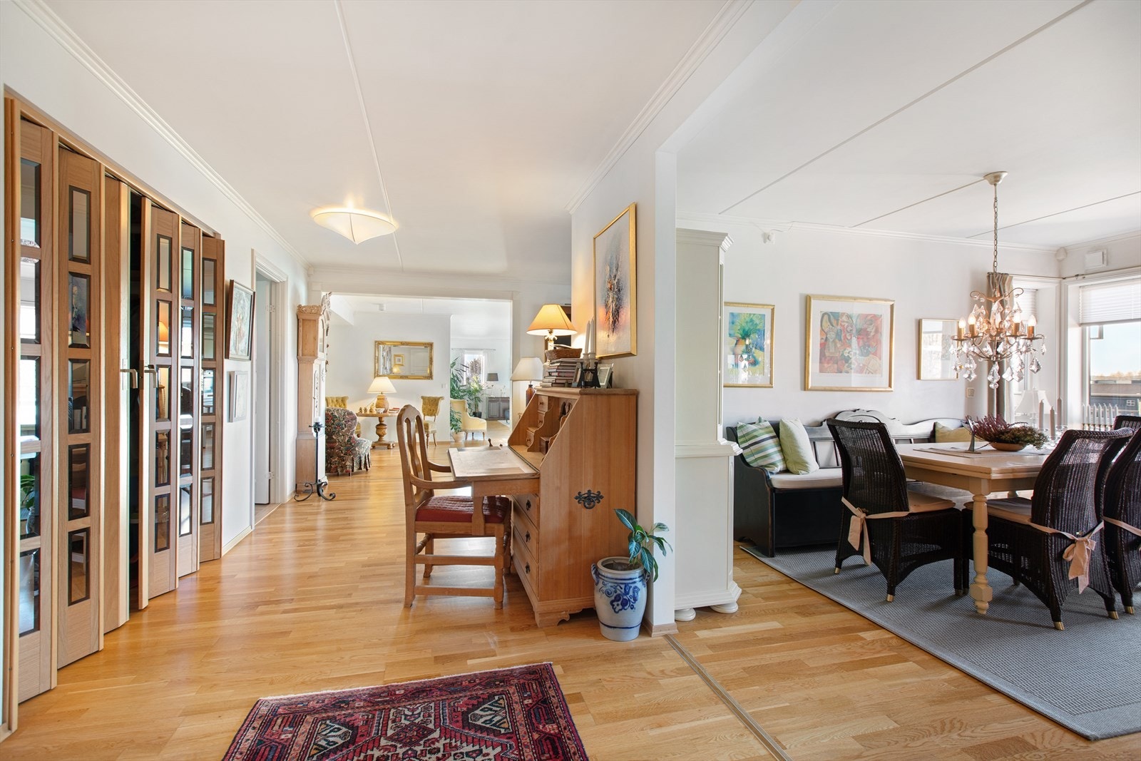 Leiligheten fremstår velholdt med hovedsakelig parkett på gulv og lysmalte veggflater. Galleribilde