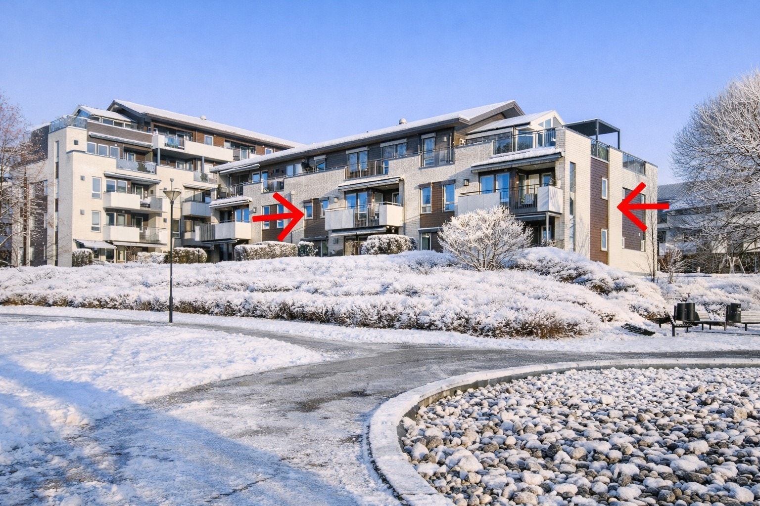 Leiligheten har to balkonger med både markiser og utvendige persienner på flere vinduer. Galleribilde