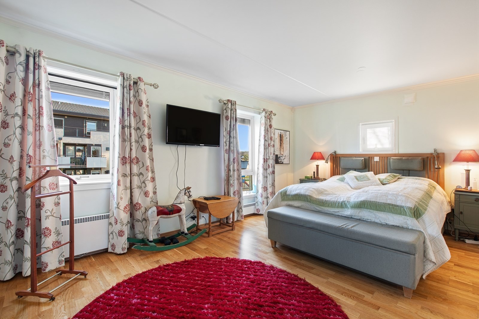 Leiligheten har tre soverom. Hovedsoverommet har tilkomst til eget bad. Galleribilde