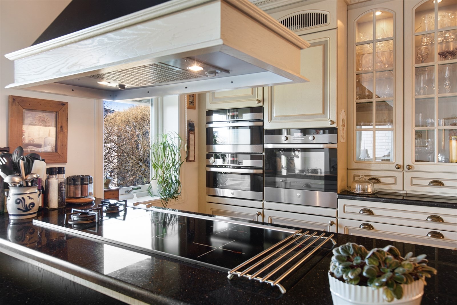 Innredningen har integrert koketopp med to gassbrennere, stekeovn, dampovn, micro og oppvaskmaskin. Galleribilde