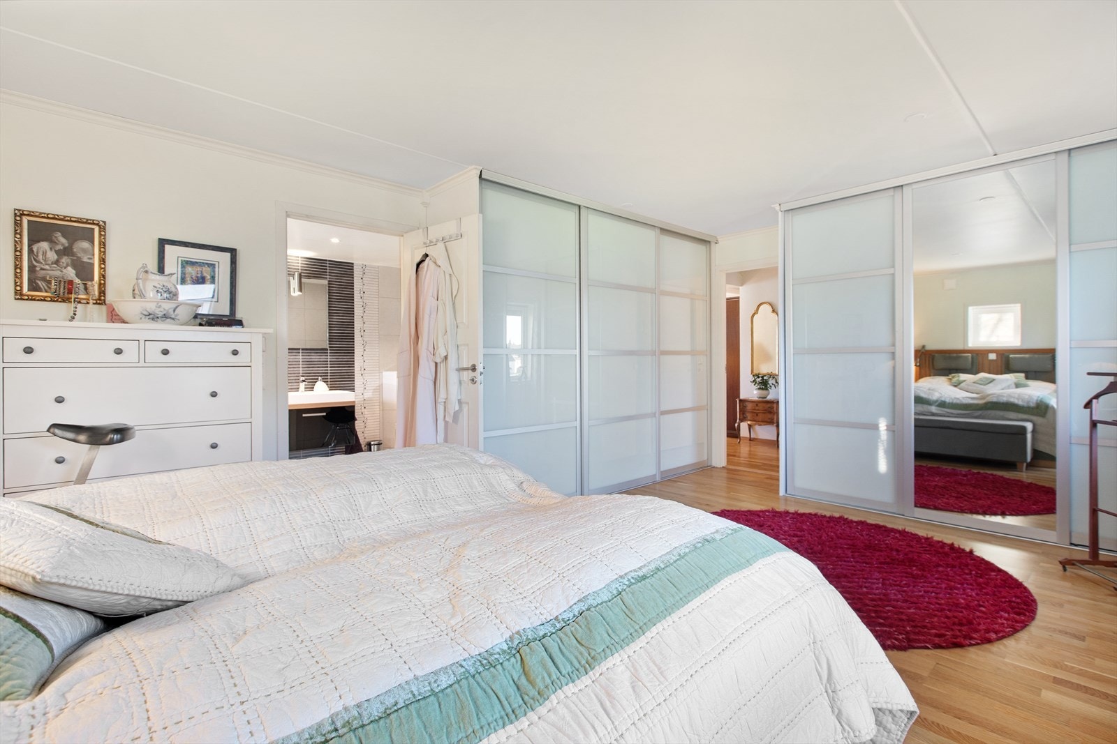 Det er rikelig med garderobeplass på hovedsoverommet. Galleribilde