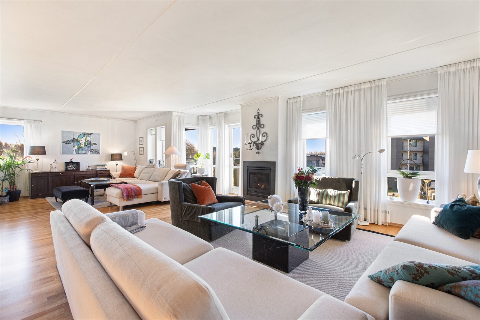 Fra stuen er det utgang til balkong. Galleribilde