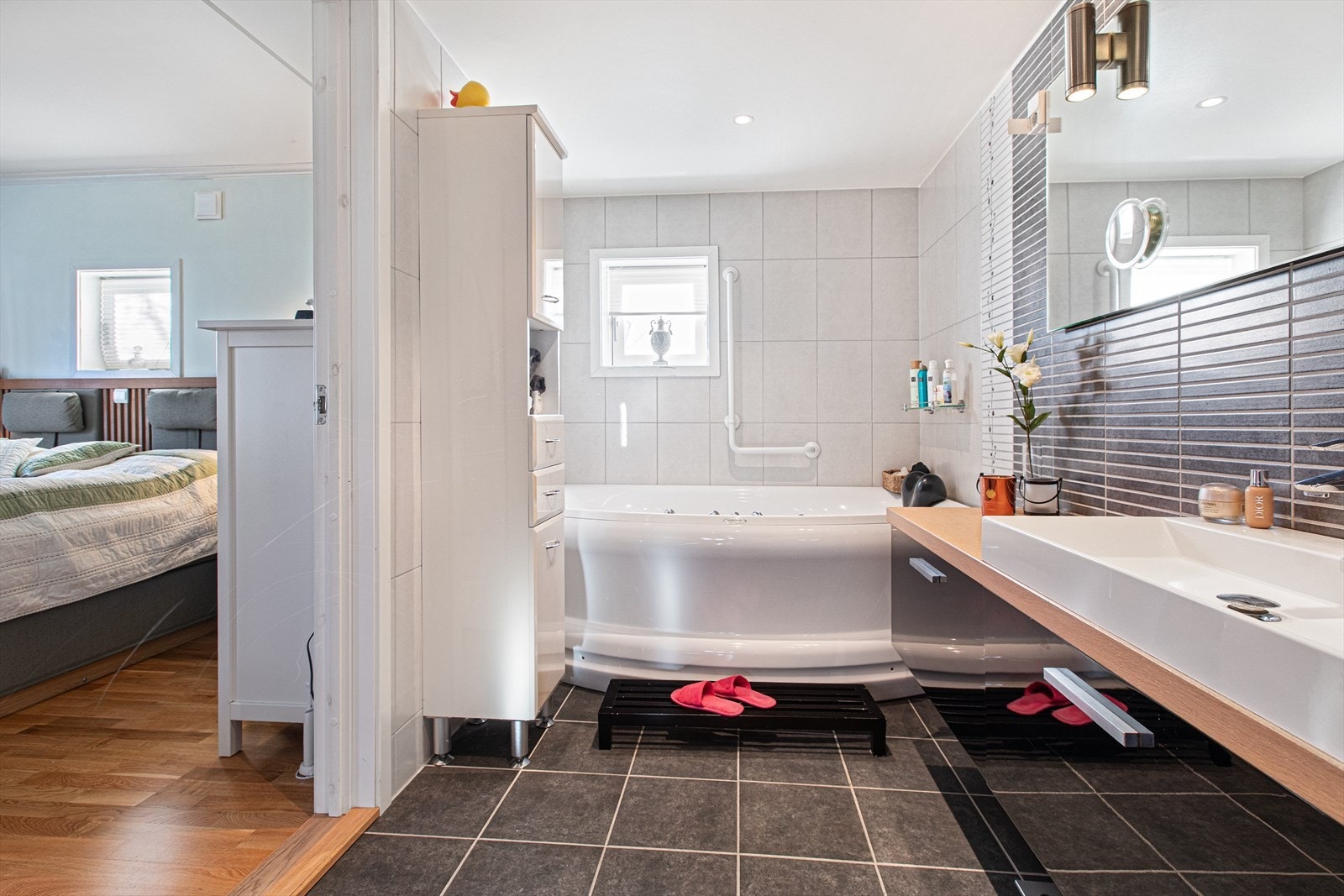 Lekkert baderom med gulvvarme. Galleribilde