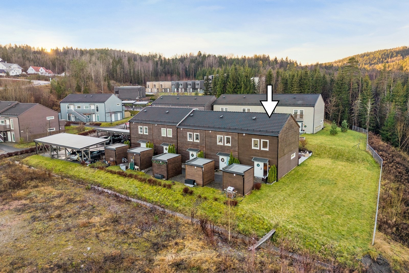 Lekkert enderekkehus fra 2016 med solrik og usjenert beliggenhet - Meget barnevennlig. Galleribilde