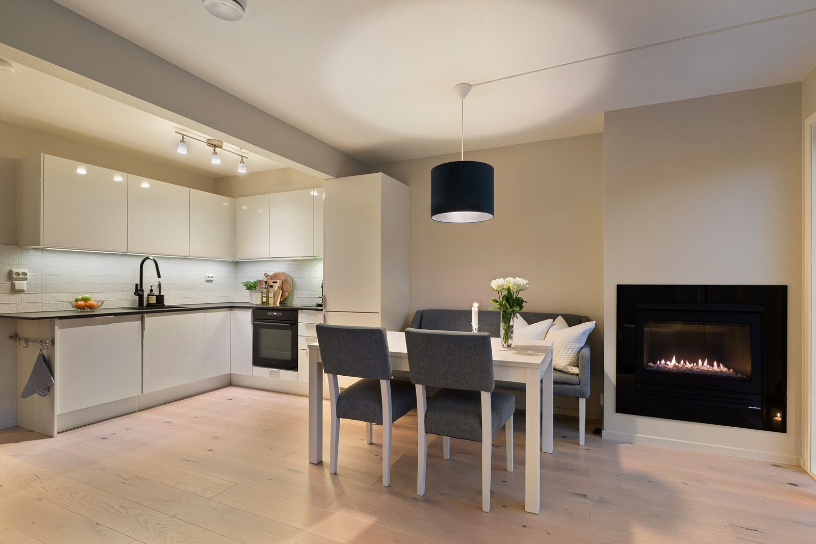 Benkeplaten er keramisk med nedfelt oppvaskkum i rustfritt stål og ettgreps, svingbart blandingsbatteri med dusjfunksjon. Galleribilde