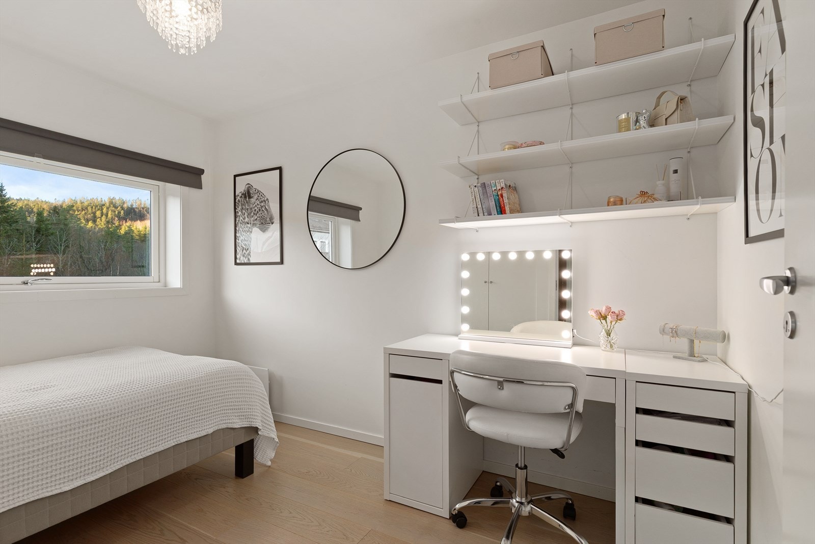 Alle soverom har panelovner og innfelte downlights i himling. Galleribilde