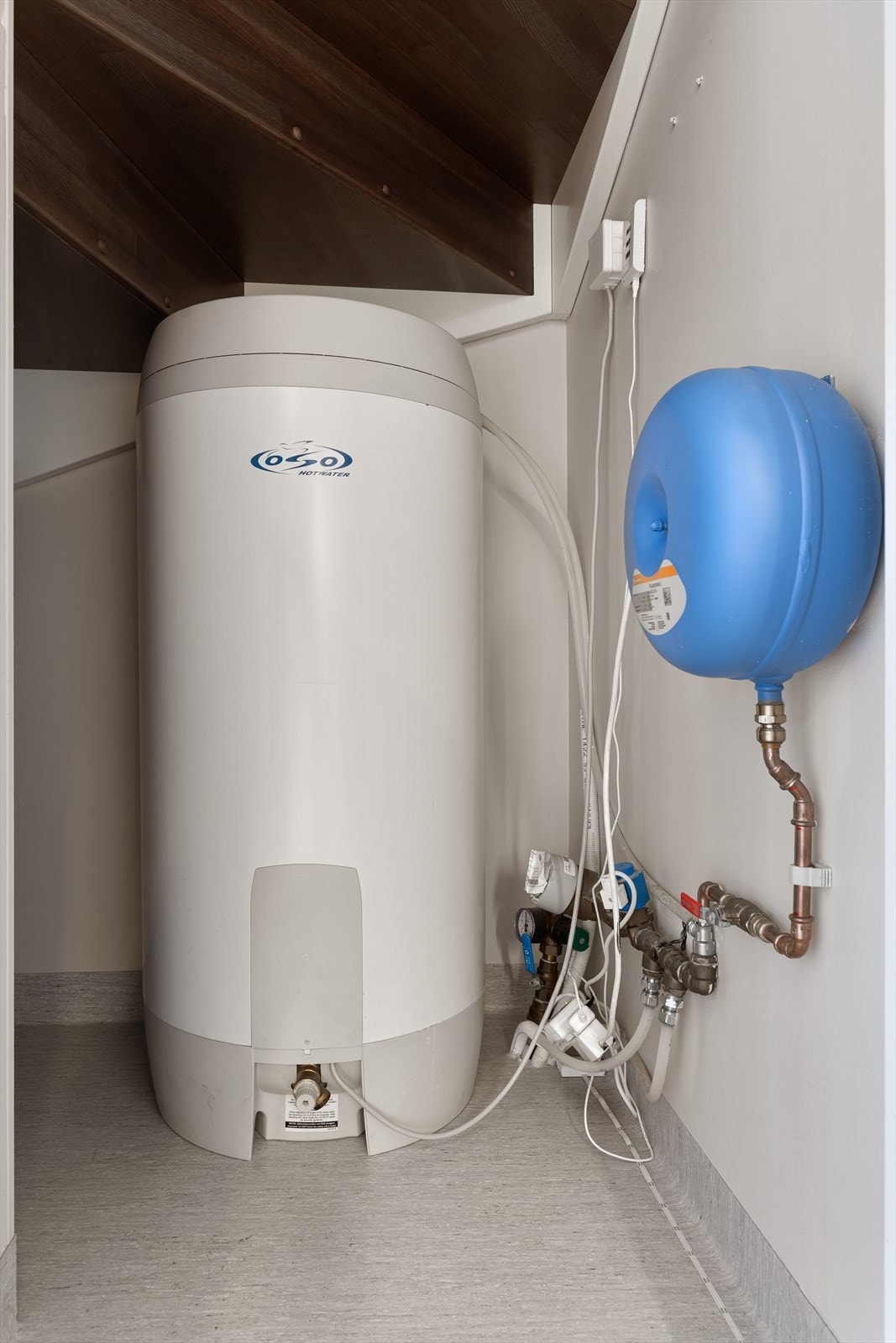 Kott/bod benyttes til tekniske installasjoner og lagring, med varmtvannsbereder, vannmåler og stoppekran plassert her. Galleribilde