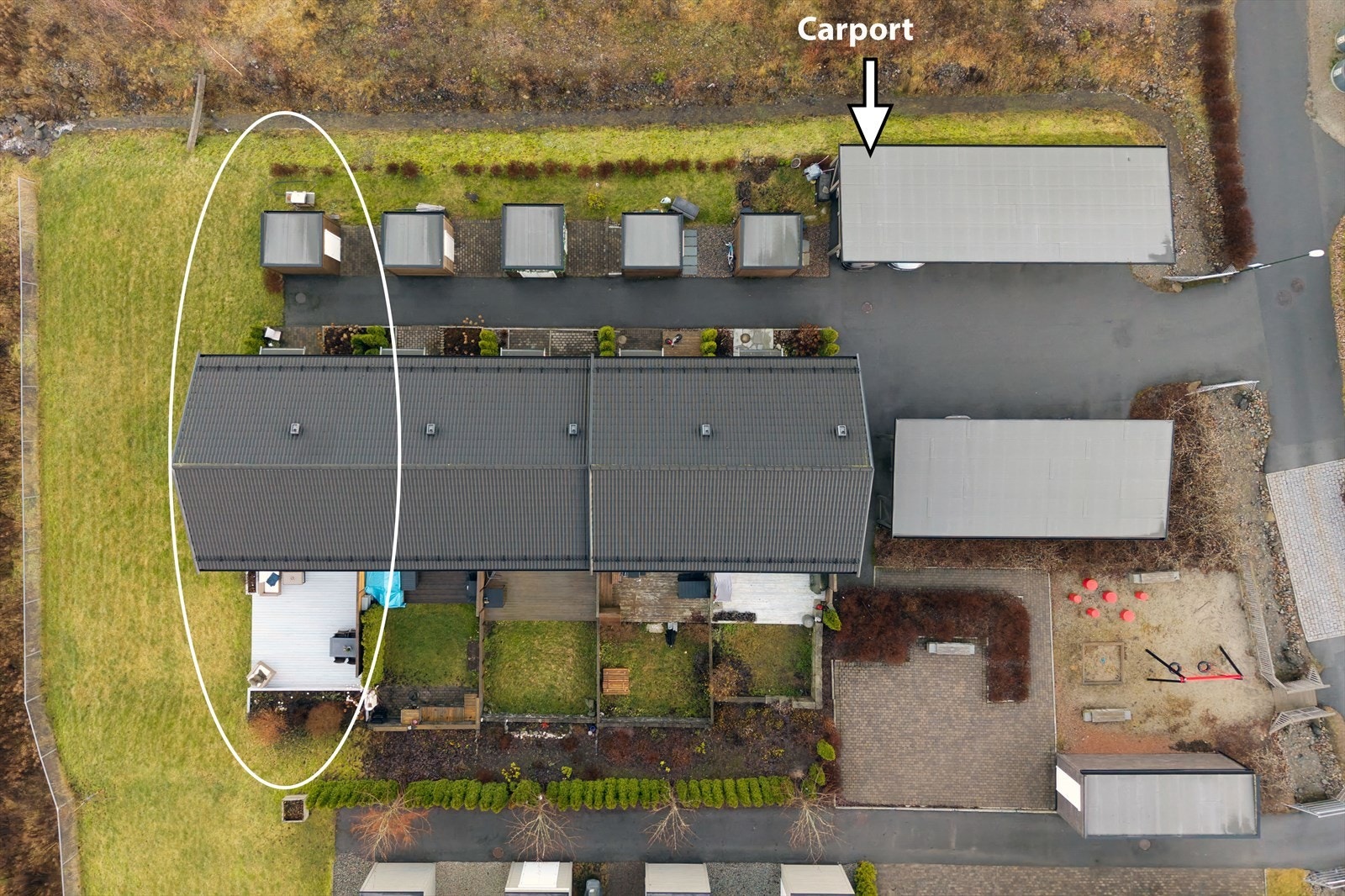 Fra eiendommen er det kort gangavstand til Nærsnes barneskole. Det er flere barnehager i området, blant annet Nærsnes kystbarnehage og Nærsnes barnehage. Galleribilde