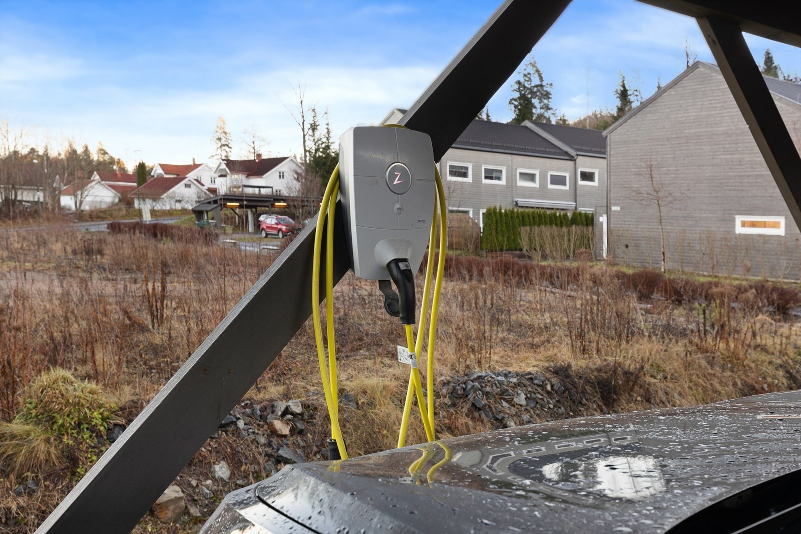 Ladeboks. I tillegg finnes det flere gjesteparkeringsplasser på sameiets fellesområde. Galleribilde