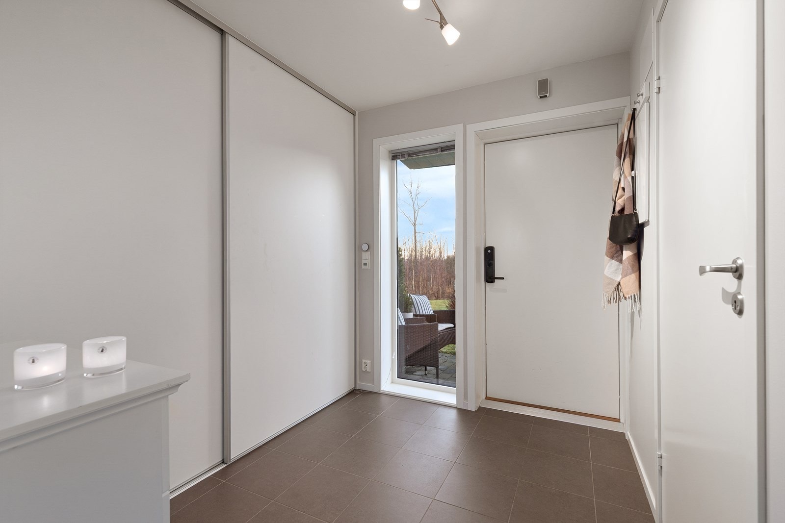 Entré/gang har god plass til oppbevaring med skyvedørsgarderobe og sikringsskap. Galleribilde