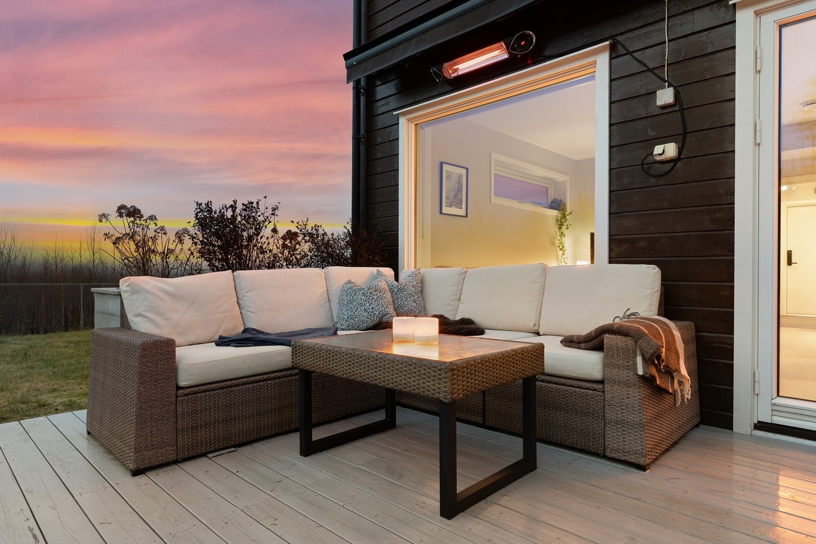 Terrassen er tilrettelagt for både spiseplass og sosiale soner, og byr på svært gode solforhold gjennom store deler av dagen. Galleribilde