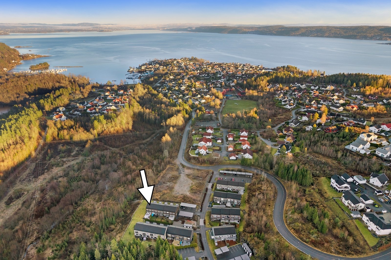 Sokkafaret 5 har en attraktiv og solrik beliggenhet på Nærsnes, et hyggelig, sjønært og naturskjønt tettsted ytterst mot Oslofjorden. Galleribilde