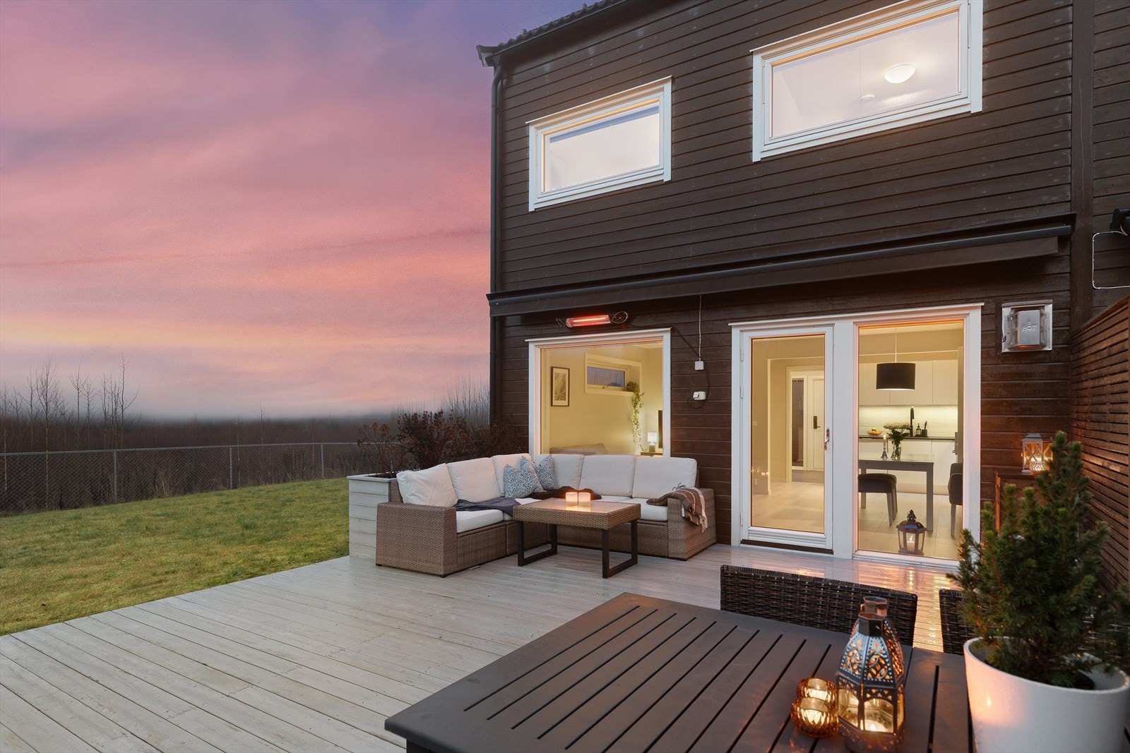 Det er montert motorisert markise, utelys, stikkontakter og varmelampe, noe som gir økt komfort og lang brukstid. Galleribilde