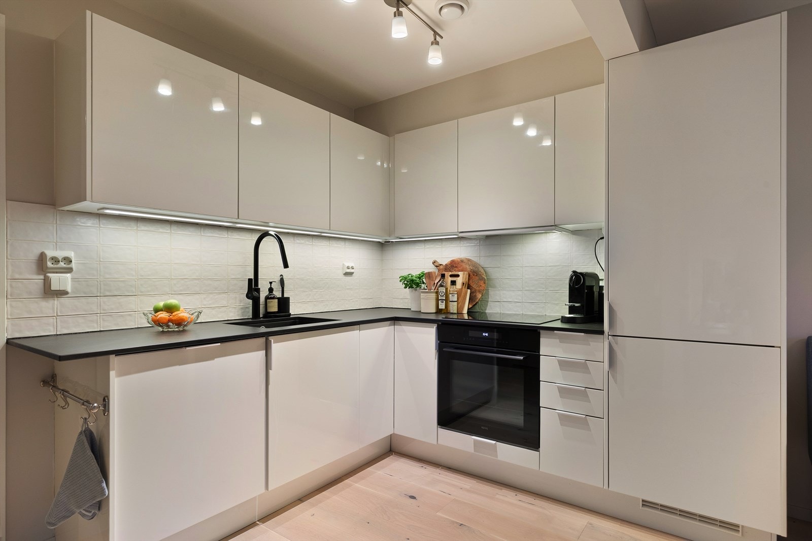 Kjøkkenet er innredet med et tidløst Signal-kjøkken fra byggeår (2016) med hvite, glatte fronter. Galleribilde