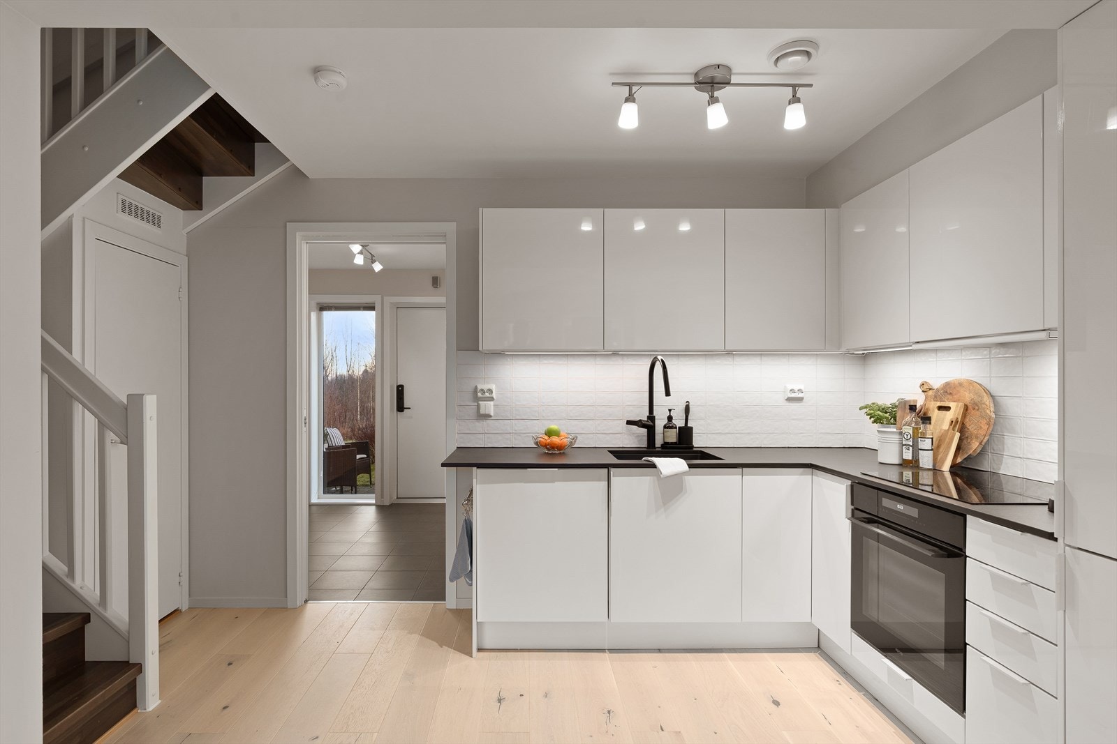 Det er flislagt mellom benkeplate og overskap. Galleribilde