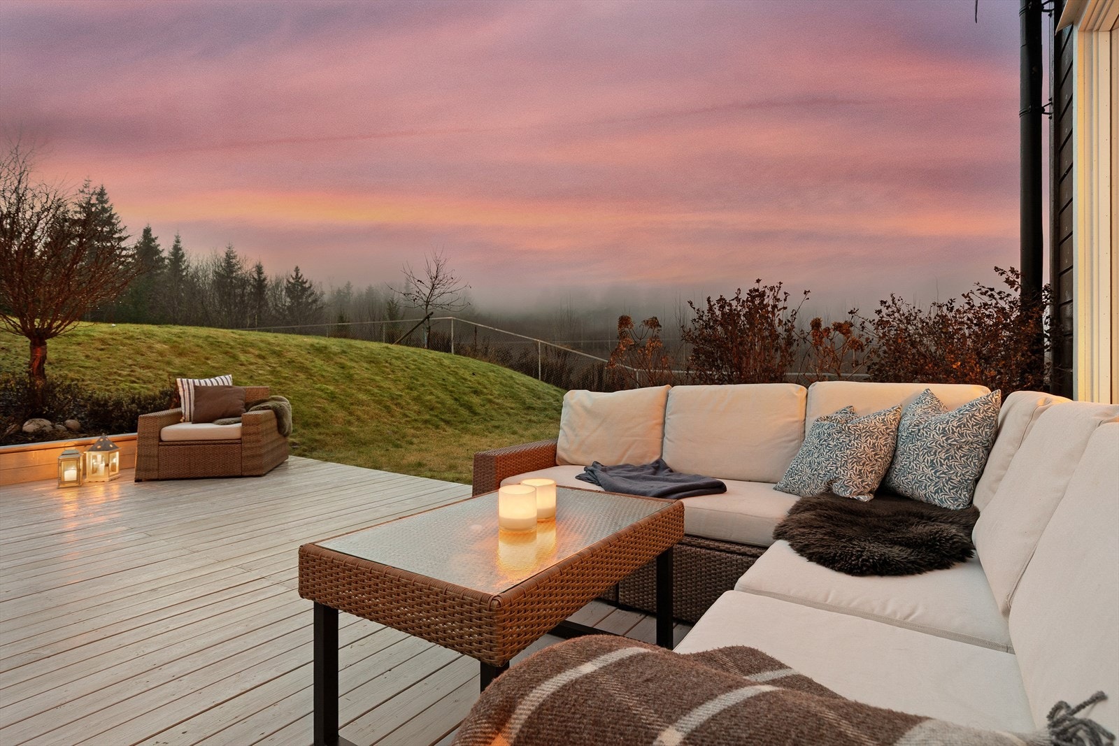 Boligen har en romslig, syd-vestvendt markterrasse på ca. 35 kvm med direkte utgang fra stuen. Galleribilde