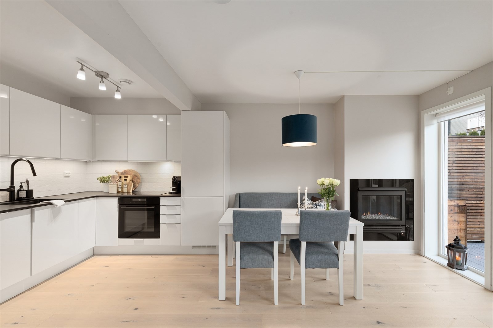 Kjøkkenet er utstyrt med integrert oppvaskmaskin, komfyr og induksjonstopp, samt komfyrvakt og aquastopp. Galleribilde