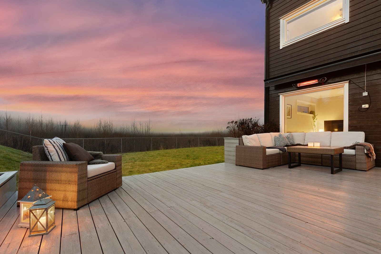 Eiendommen har morgensol ved inngangspartiet fra ca. kl. 08-09. Solen kommer på terrassen rundt kl. 11-12 og varer helt til solnedgang, som rundt sankthans er ca. kl. 21. Galleribilde