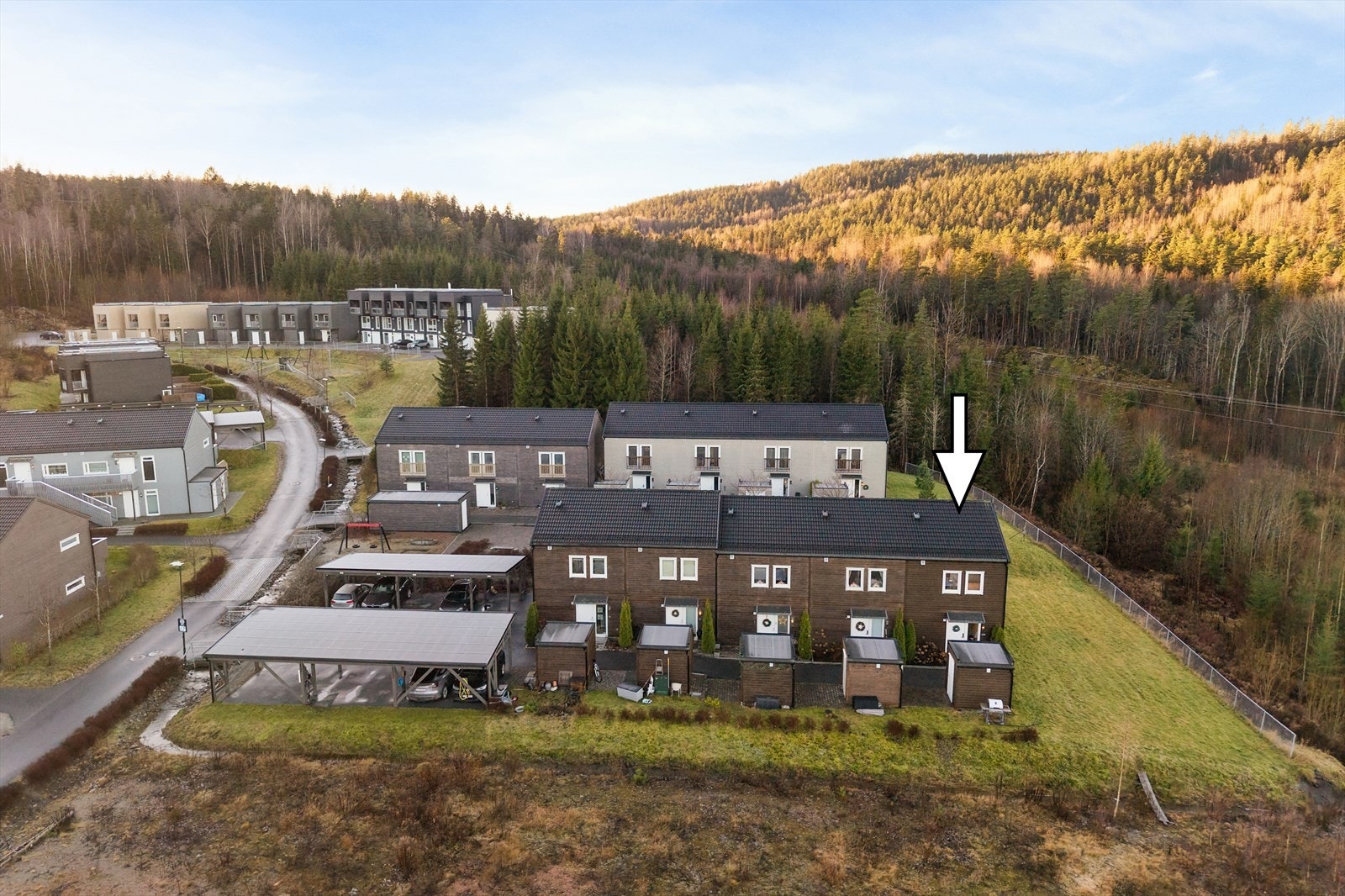 Området kombinerer nærhet til sjø, kyststier og marka, og byr på gode rekreasjonsmuligheter året rundt. Fra eiendommen er det kort vei ned til sjøen med flere fine badeplasser, både strender og svaberg. Galleribilde