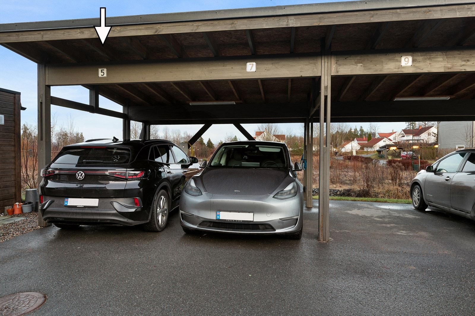 Boligen disponerer egen fast biloppstillingsplass i felles carport, merket med plass nr. 5. Det er montert ladeboks. Galleribilde