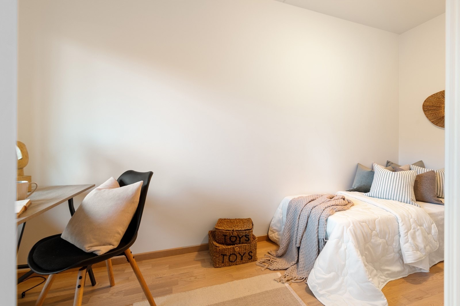 Soverom 2 er lyst med plass til enkeltseng og andre møblementer. Galleribilde