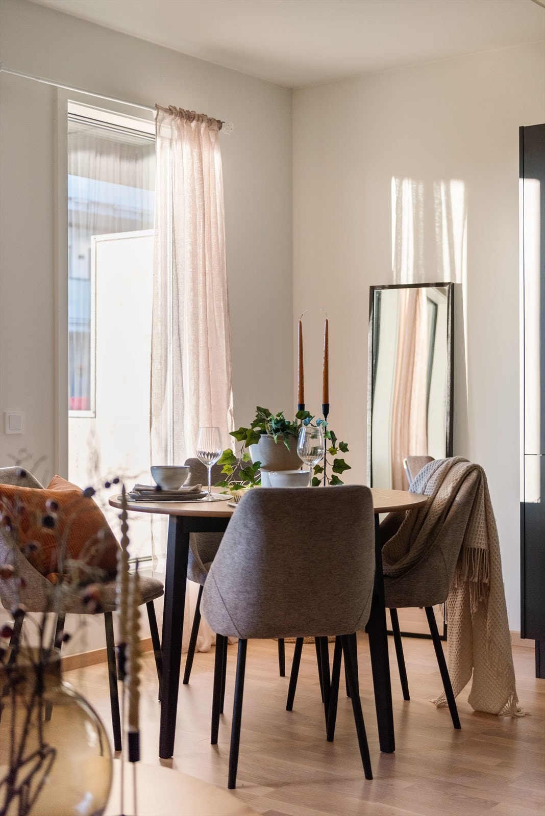 Naturlig lys ved spisebord. Galleribilde