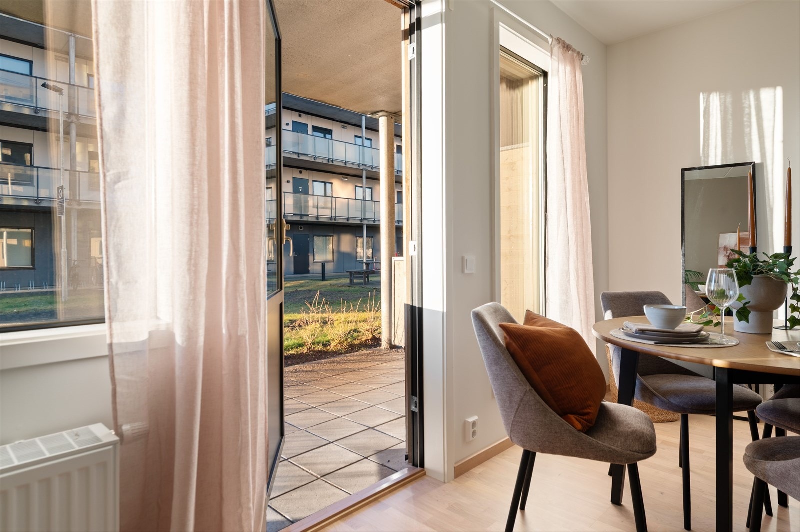 Utgang til overbygd terrasse og direkte tilgang til plen på fellesareal. Galleribilde