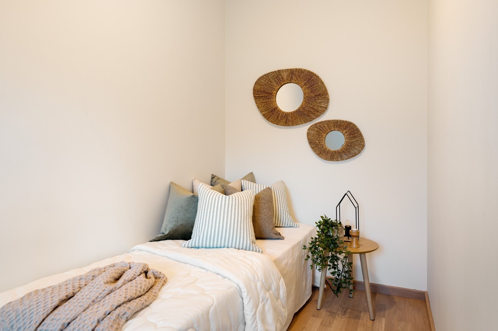 Soverom 2 passer fint som gjesterom, baderom og kontor. Galleribilde