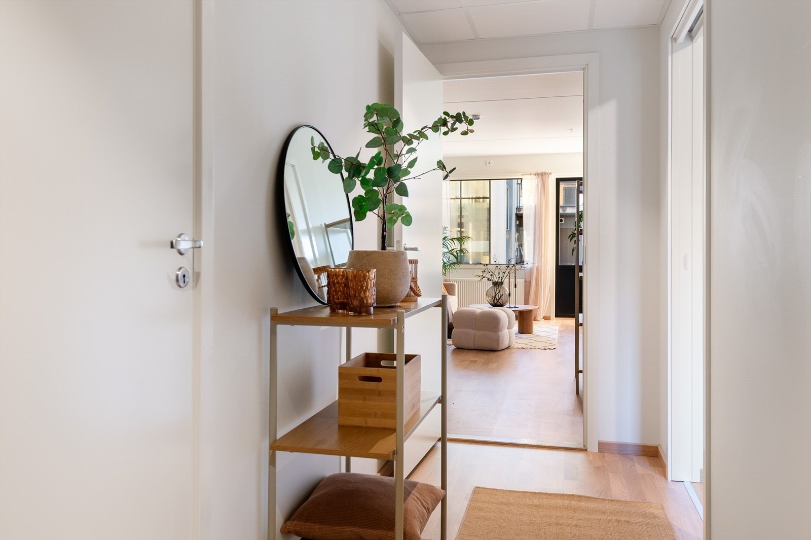 Velkommen inn! Leiligheten holdes god og varm via vannbåren varme i radiatoere, inkl. fellesutgiftene. Galleribilde