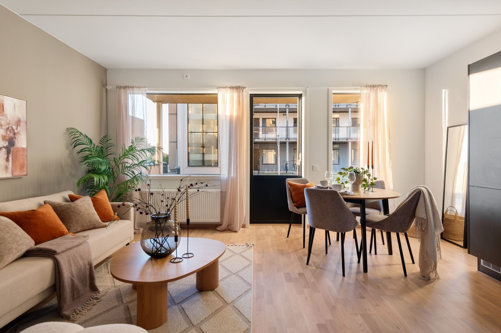 Store vindusflater i leiligheten samt duse farger på vegg og parkett på gulv. Galleribilde