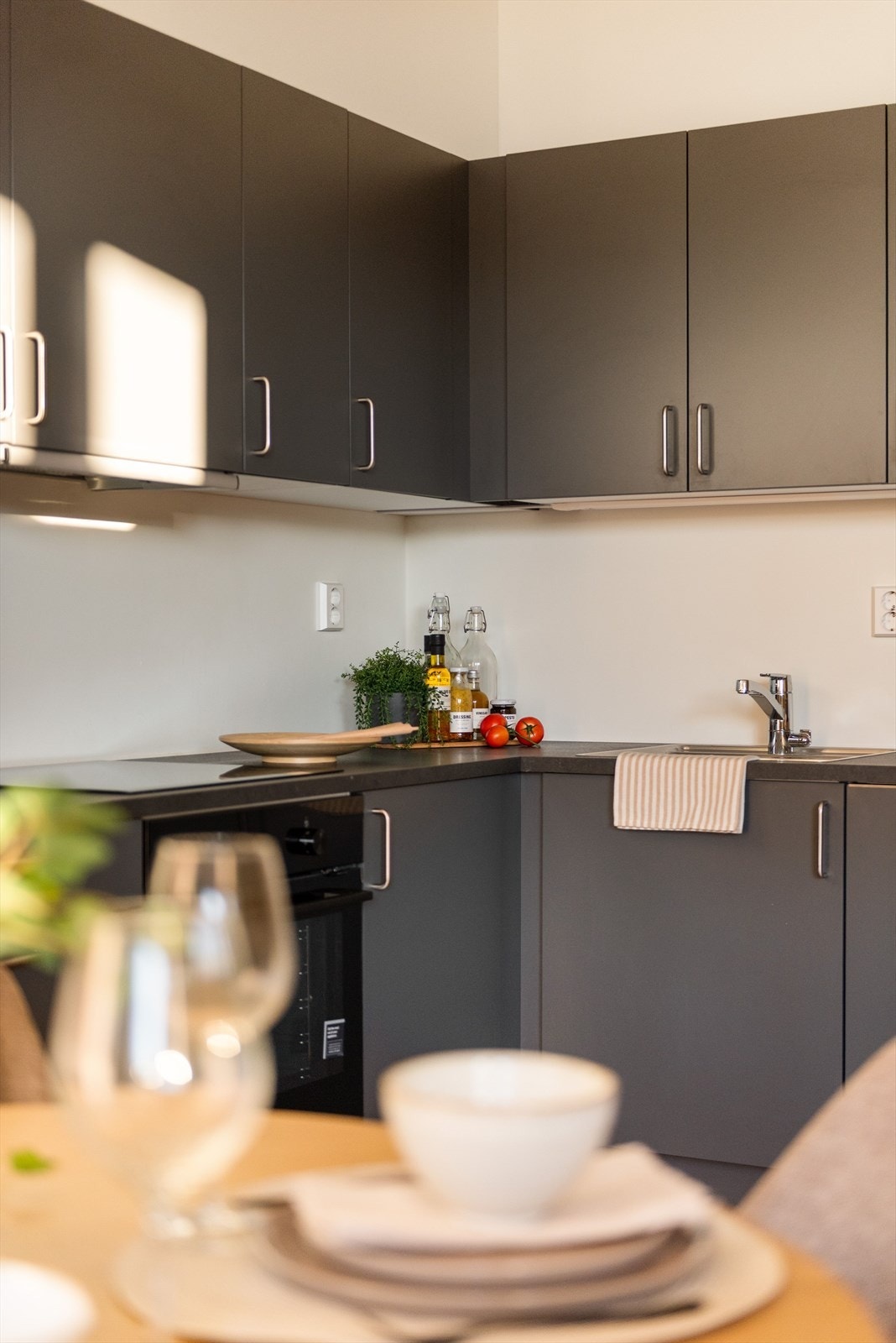 Mørke slette fronter med laminat benkeplate på kjøkkenet. Galleribilde