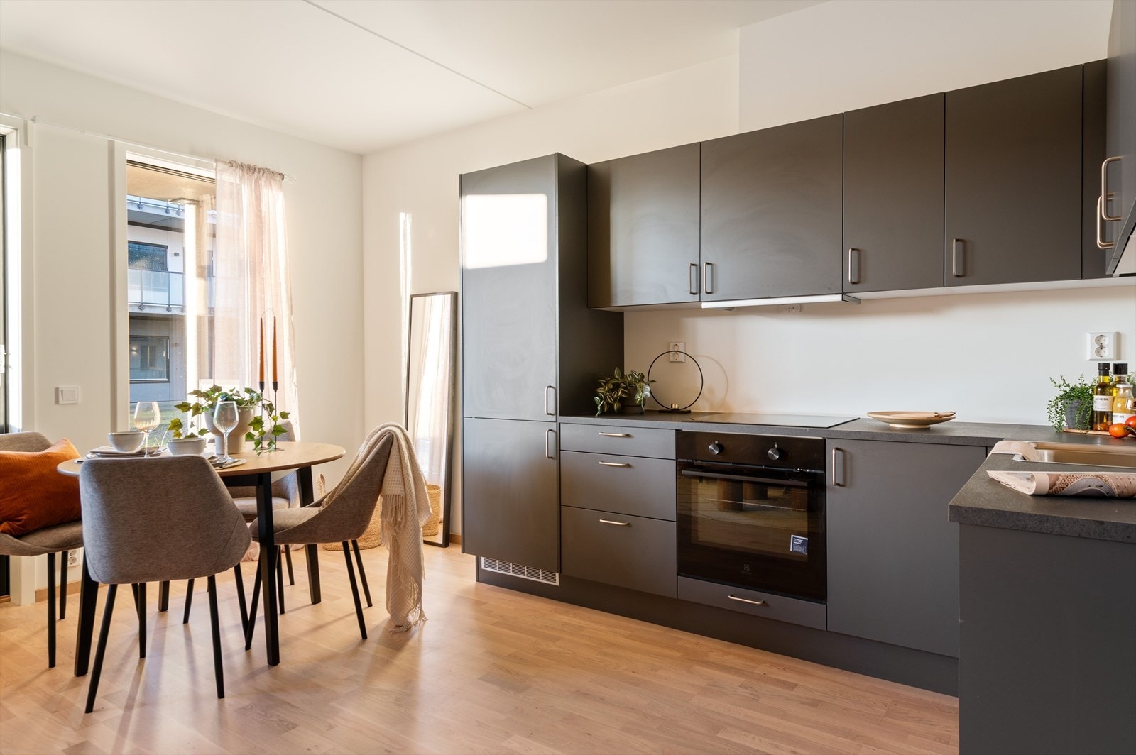 Innredningen er i en praktisk L-form - noe som gir godt med benkeplass og oppbevaring i skap og skuffer. Galleribilde