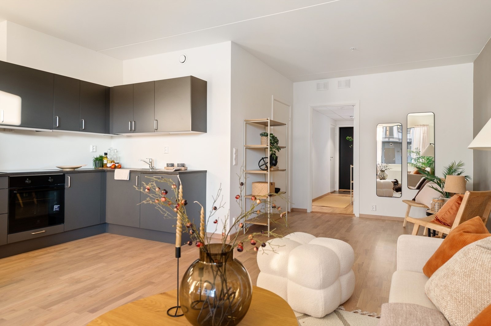 Åpen stue/kjøkken løsning gjør leiligheten mer romslig. Galleribilde