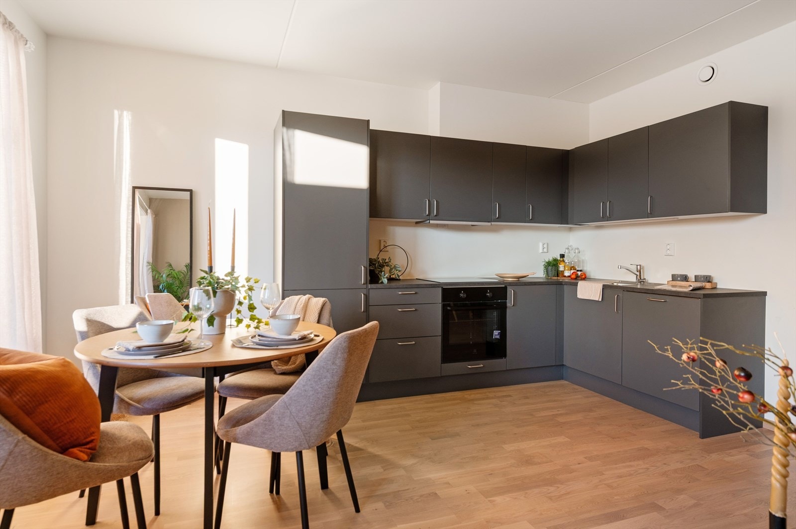 Innredningen er utstyrt med koketopp, stekeovn, kjøleskap og oppvaskmaskin Galleribilde