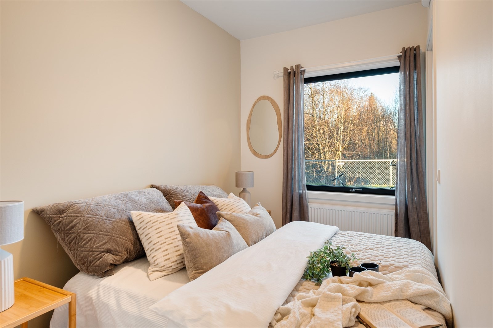 Pent hovedsoverom av god størrelse, plass til dobbeltseng og nattbord. Galleribilde