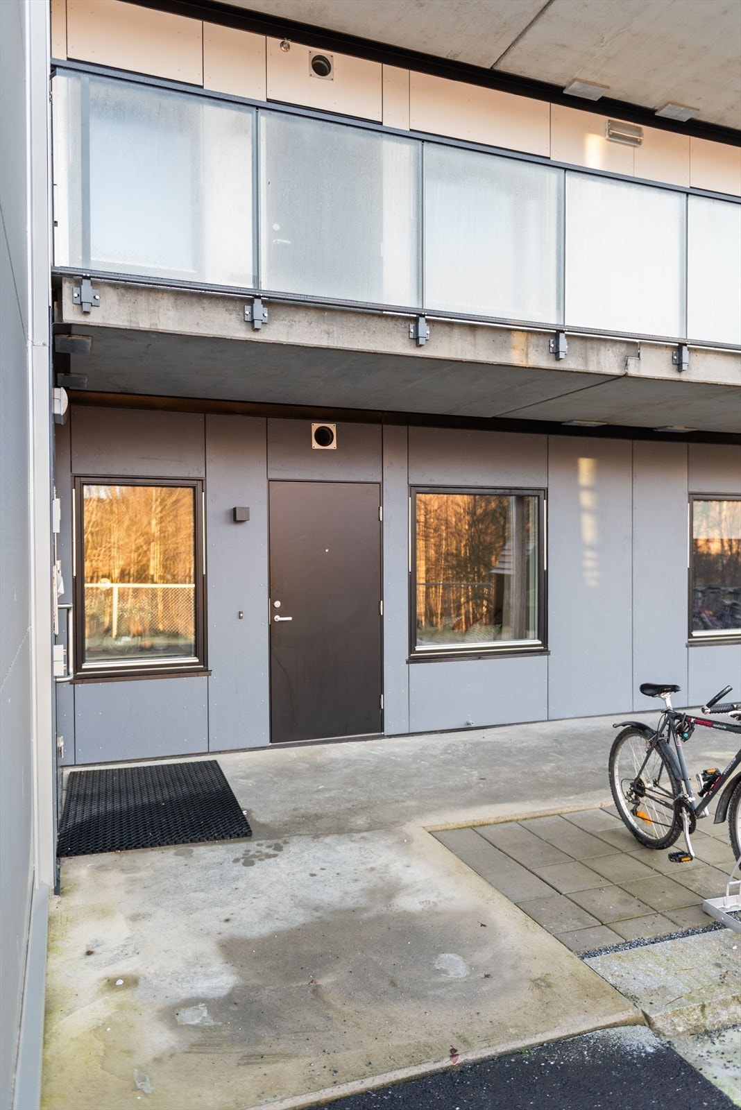 Inngang til leiligheten fra bakkeplan. Galleribilde