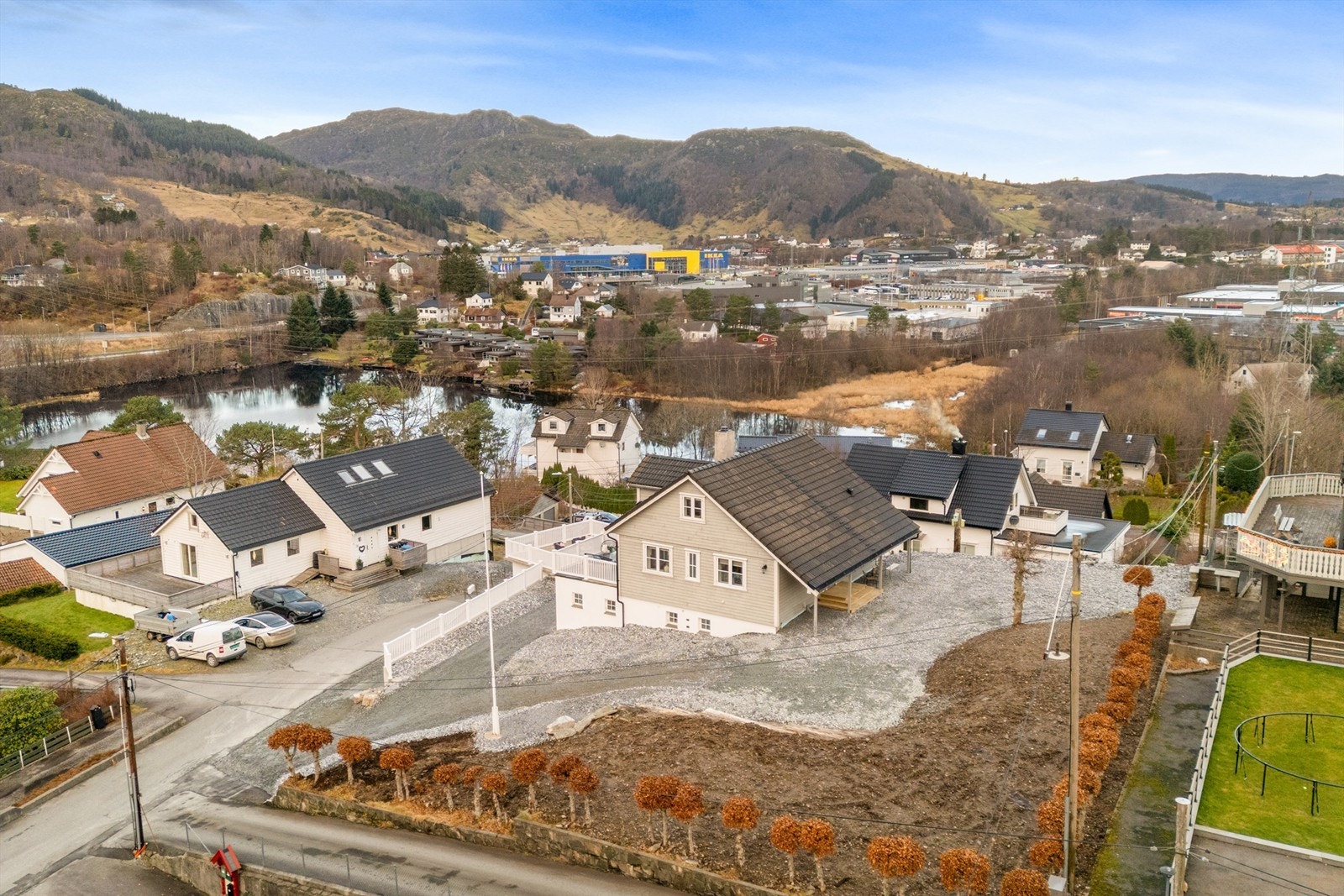 Flott plassering med kort vei til Åsane Storsenter, Horisont, Ikea, fritidsaktiviteter og en rekke servicetilbud. Galleribilde